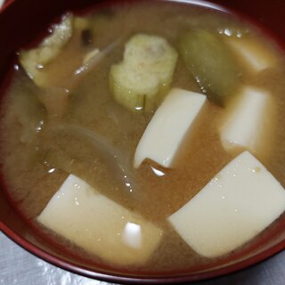 豆腐と玉ねぎとナスのお味噌汁